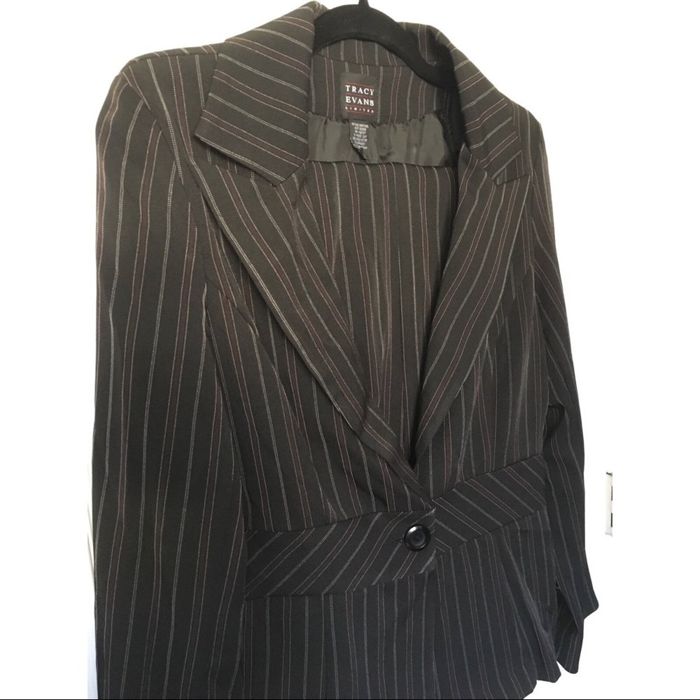 TRACY EVANS BLACK PANTSUIT WITH PINSTRIPES.